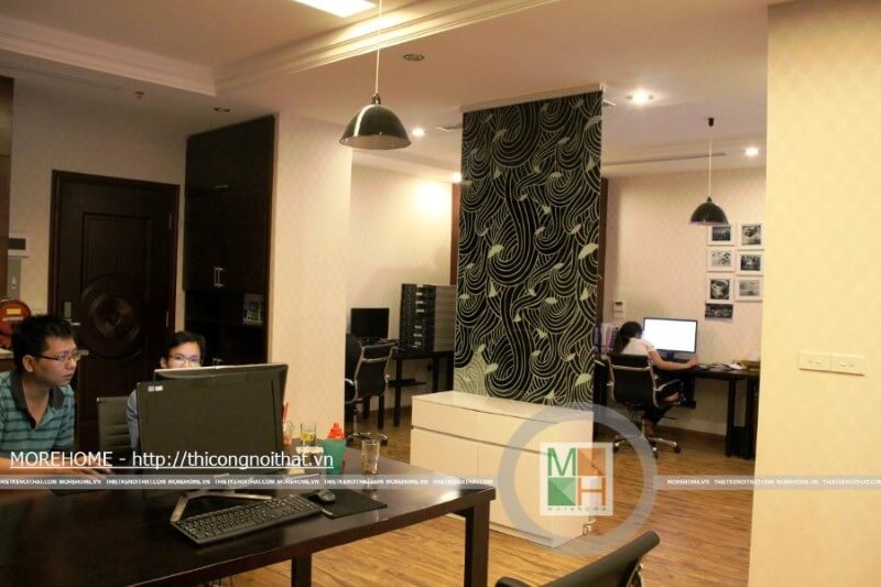 Vách kính ngăn phòng đơn giản của văn phòng làm việc tại Royal City Mẫu tranh kính đẹp