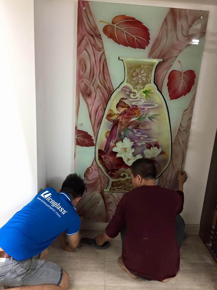 Mẫu tranh kính in 3D hình tượng lọ độc bình (lộc bình) và chim hỷ tước ứng dụng làm vách kính ốp tường trang trí, mang ý nghĩa cho sự sung túc về tiền bạc, phát tài phát lộc và đem lại may mắn, giúp cất giữ tiền tài, của cải cho gia chủ Mẫu tranh kính đẹp