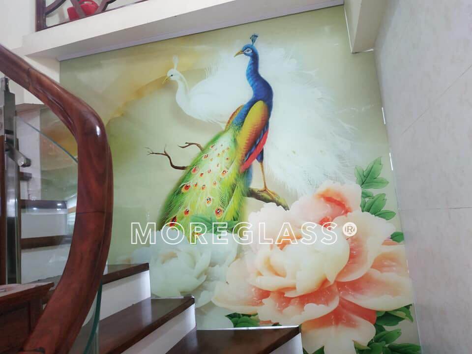 Mẫu tranh kính ốp tường in 3D hình tượng chim công và hoa hồng, vừa mang ý nghĩa phong thủy may mắn tốt đẹp, vừa tạo điểm nhấn ấn tượng cho không gian ngôi nhà của bạn Mẫu tranh kính đẹp