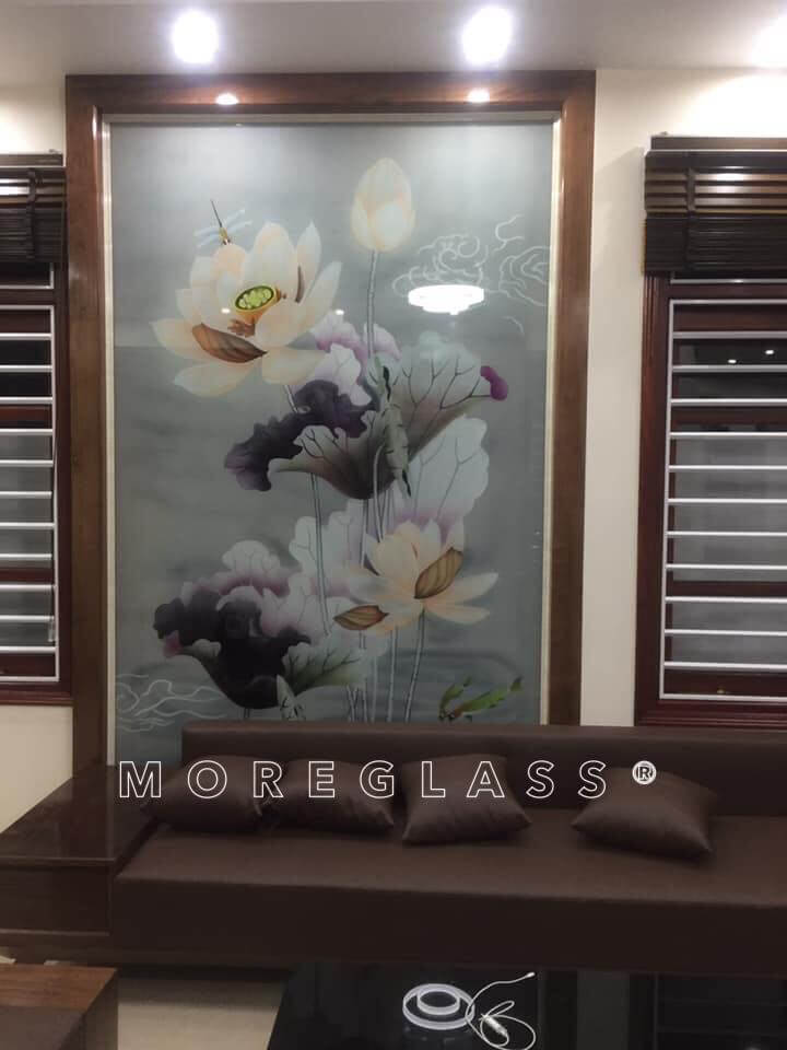 Mẫu tranh kính treo tường khắc nghệ thuật hình ảnh hoa sen trắng, biểu tượng của sự trong sáng, thuần khiết, thanh liêm Mẫu tranh kính đẹp