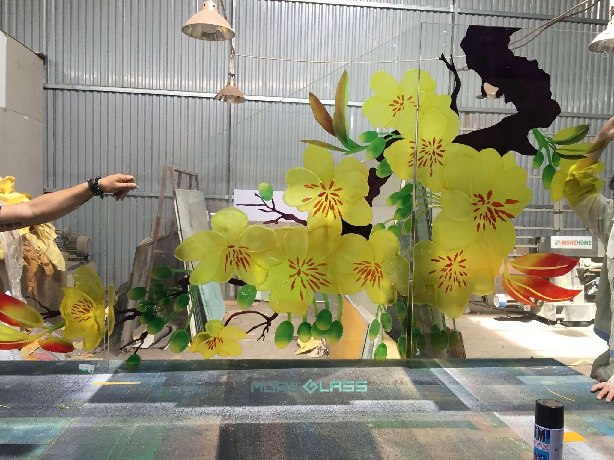 Thi công tranh kính điêu khắc hoa mai, biểu tượng của mùa xuân, của sự phú quý, phát tài phát lộc Mẫu tranh kính đẹp