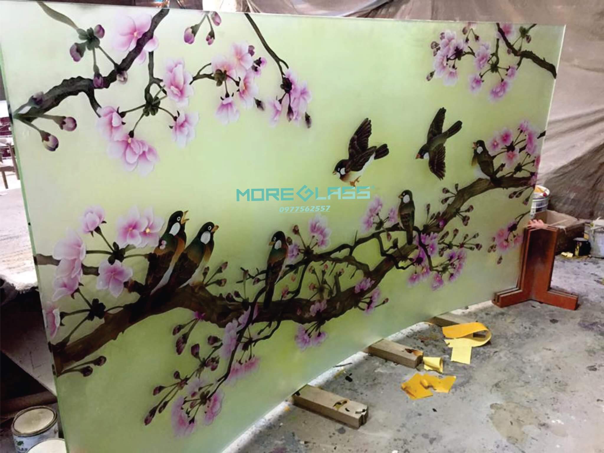 Thi công tranh kính cường lực khắc hoa đào phong thủy, có thể làm tranh treo phòng khách, mang đến không khí vui tươi và tràn ngập sức sống mới của mùa Xuân cho ngôi nhà của bạn Mẫu tranh kính đẹp