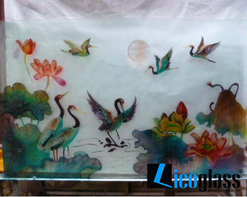Mẫu tranh kính khắc hoa sen và chim hạc với ý nghĩa phong thủy mang lại may mắn tài lộc cho gia chủ Mẫu tranh kính đẹp