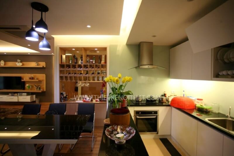 Thi công nội thất bếp hiện đại sử dụng tone màu trắng sáng tự nhiên làm màu nền Tủ bếp màu trắng