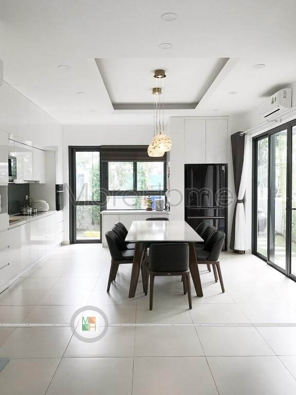 Nội thất phòng ăn cao cấp cùng lối thiết kế khu bếp rất thẩm mỹ chứng tỏ sự hiện đại của gia chủ Thiết kế phòng ăn tại Hà Nội
