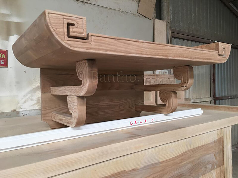 Mẫu bàn thờ gỗ sồi cho chung cư với kiểu dáng nhỏ gọn treo lên tường giúp tiết kiệm diện tích không gian căn nhà. bàn thờ gỗ sồi cao cấp