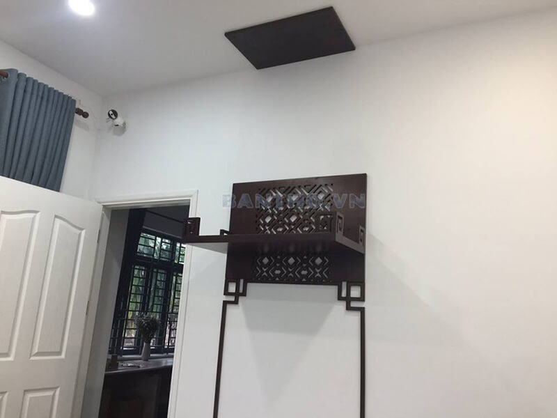 Mẫu bàn thờ gỗ tự nhiên treo tường cho nhà chung cư diện tích hạn chế bàn thờ gỗ sồi cao cấp