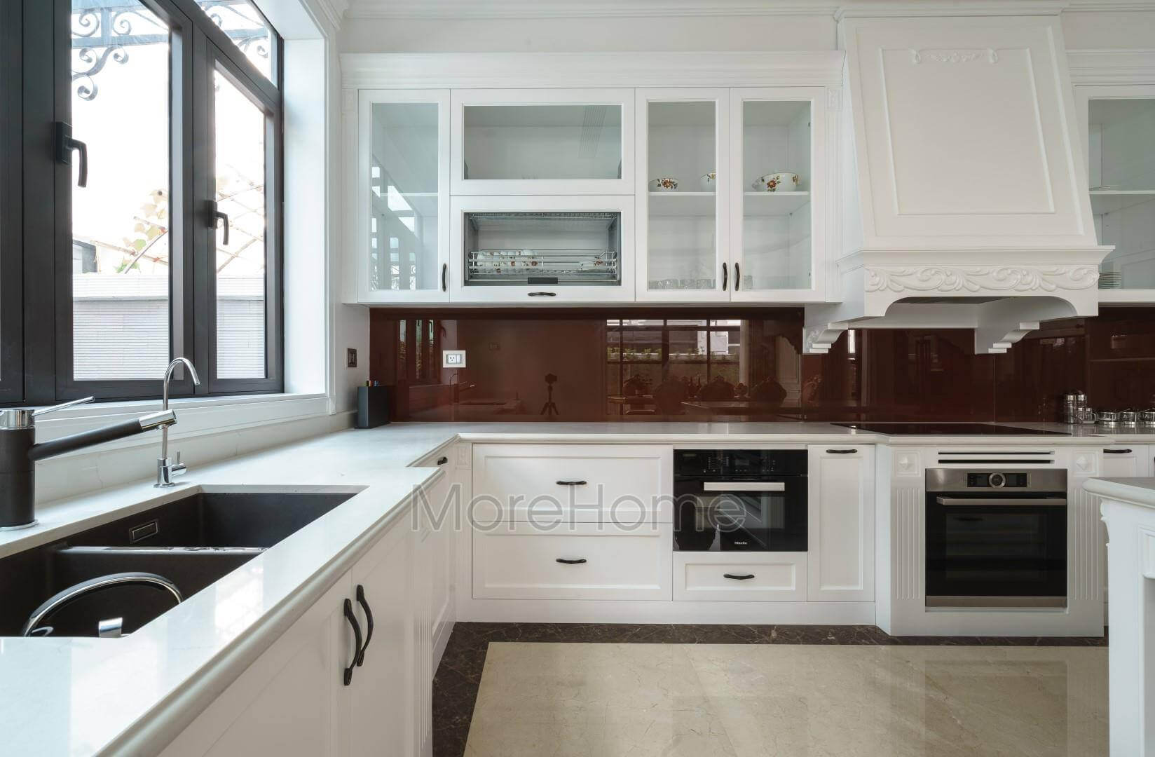Thi công tủ bếp gỗ tự nhiên mang đậm phong cách tân cổ điển cho biệt thự cao cấp Tủ bếp màu trắng