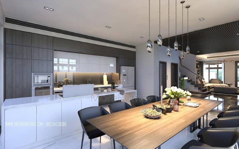 Bàn ăn gỗ nguyên tấm mộc mạc kết hợp đồ nội thất hiện đại sẽ là lựa chọn ấn tượng tạo nên không gian độc đáo cho phòng ăn liền bếp. Thiết kế phòng ăn đẹp