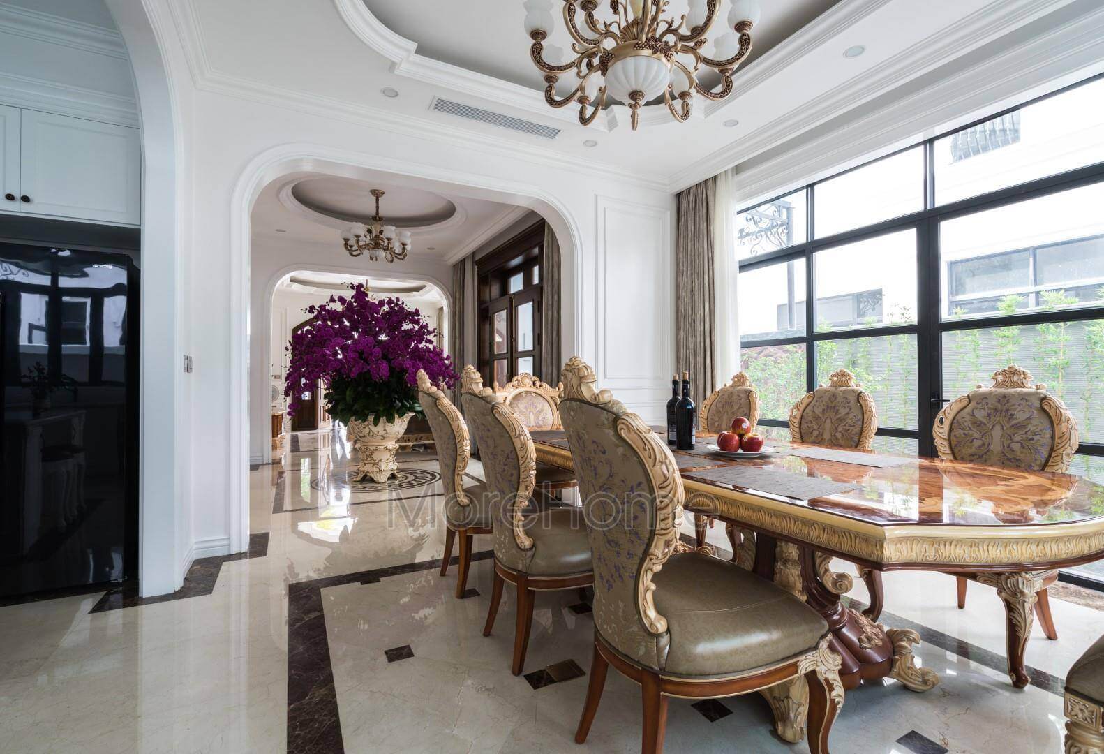 Bàn ăn thiết kế vừa phải gia chủ tránh được cảm giác xa cách trống trải mà vẫn rất gần gũi vơi nhau, bàn tiệc lúc nào cũng tràn ngập sự ấm cúng Mẫu bàn ăn đẹp ấn tượng được ưa chuộng nhất hiện nay