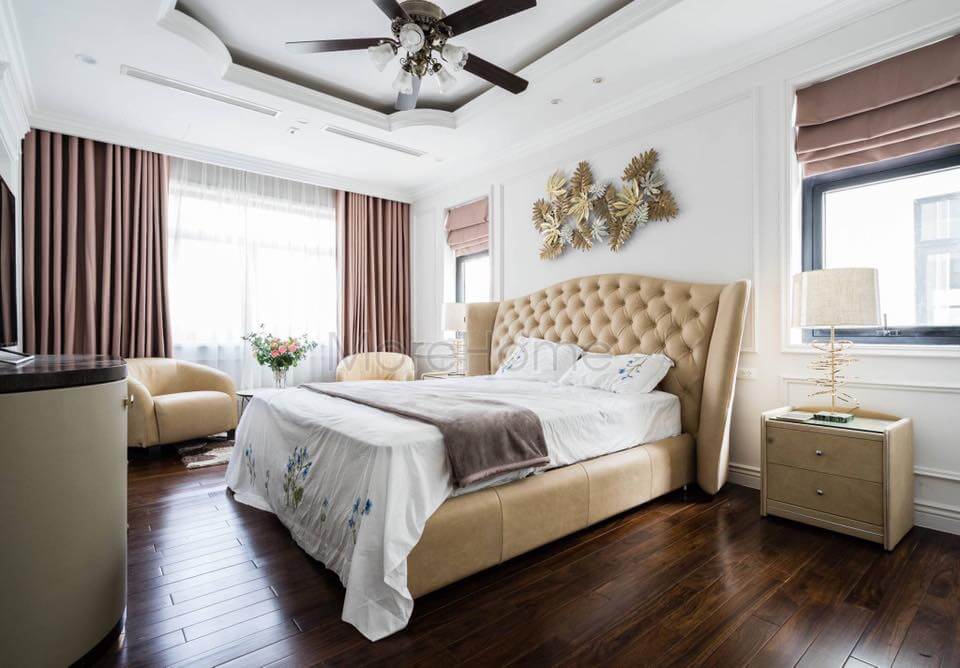 Giường bọc da sang trọng với đầu giường thiết kế tỉ mỉ, nút chần nạm cẩn thận