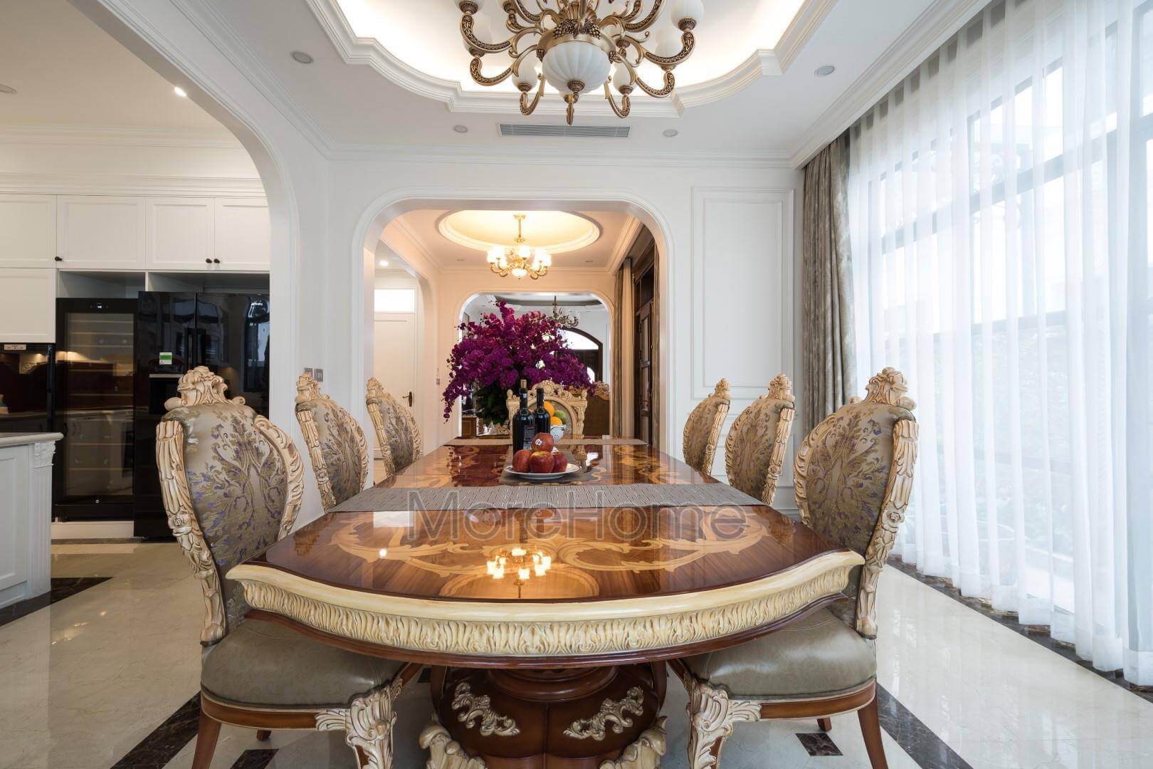 Bộ bàn ăn do Morehome thiết kế không có quá nhiều đường nét nhưng chỉ với những đường cong nhẹ nhàng cũng đã đủ thổi chất tân cổ điển vào căn nhà Thiết kế nội thất phòng ăn tân cổ điển cao cấp và sang trọng