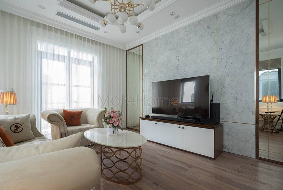 Bàn trà nhỏ hình elip như cân đối những đường nét vuông vức của bộ sofa bành tân cổ điển lớn bàn trà mặt đá