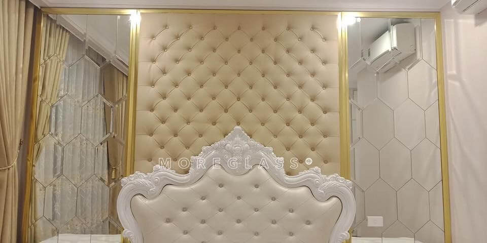 Thi công gương trang trí vách đầu giường phòng ngủ đẹp, sang trọng tại chung cư FLC Cầu Giấy. Gương trang trí