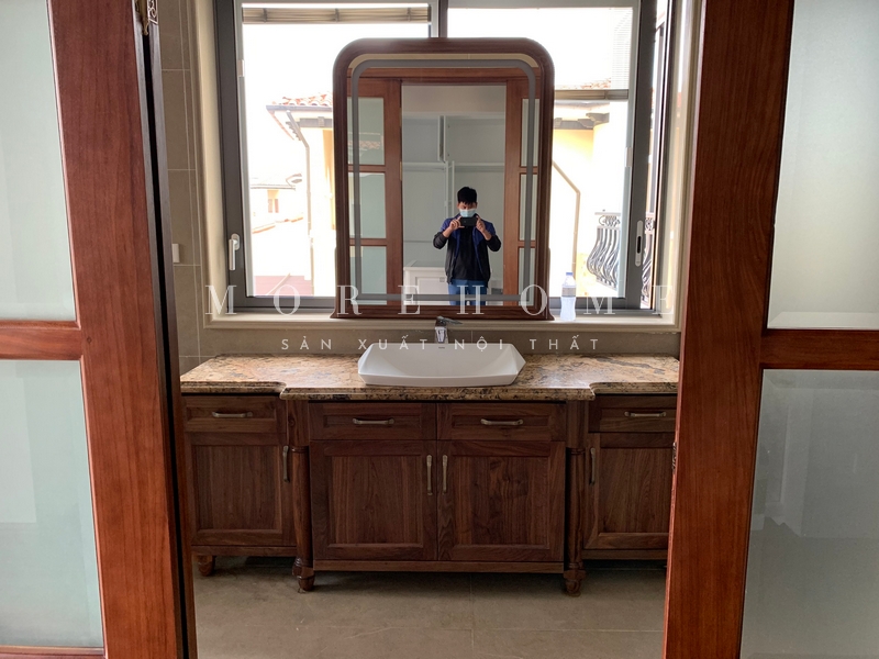 Thi công kệ tủ lavabo gỗ óc chó mặt đá tân cổ điển tiện lợi cho sử dụng hằng ngày của gia chủ, có các ngăn tủ sắp xếp đồ dùng trong phòng gọn gàng, hợp lí